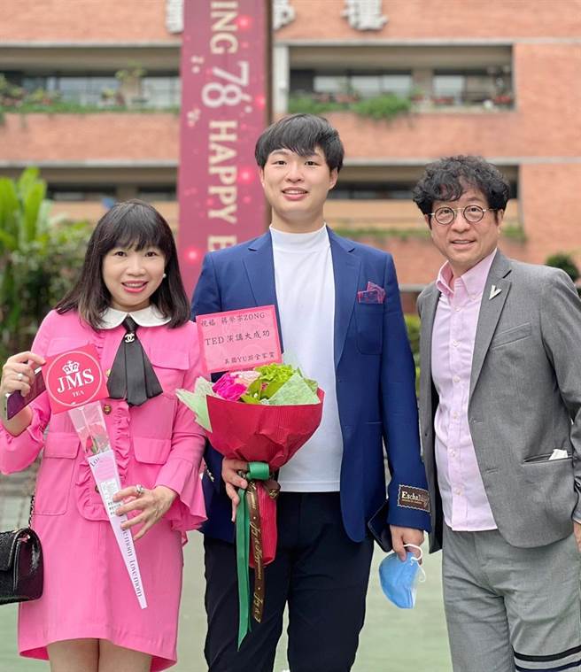 蔣榮宗和父親蔣三省、母親游美齡合照。(ZONG MUSIC提供)