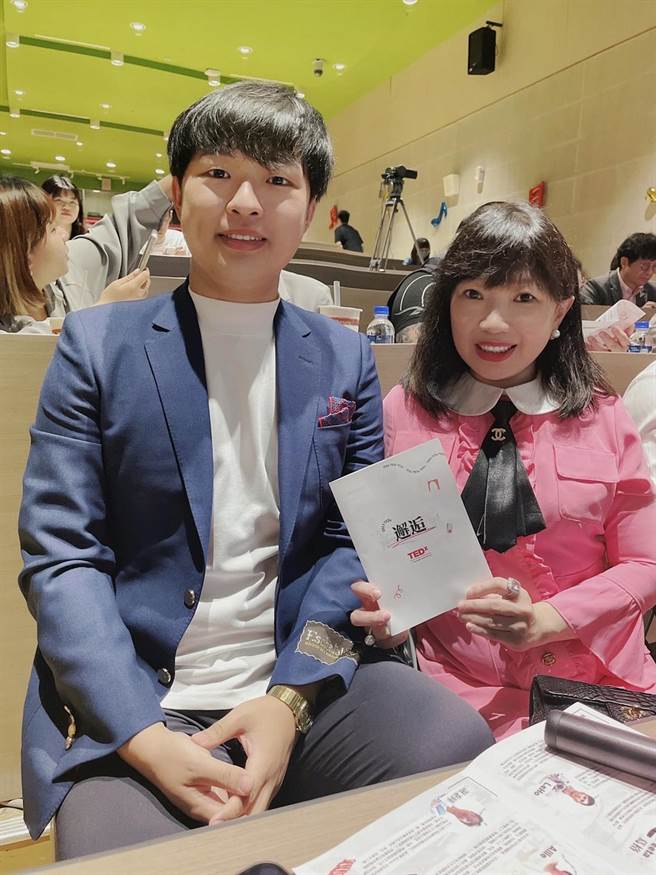 蔣榮宗和母親游美齡合照。(ZONG MUSIC提供)