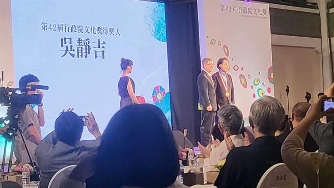 行政院文化奖今日下午举行颁奖典礼，得奖人吴静吉激动地哽咽表示，戏剧可以改变社会，他要把一百万元奖金捐给纸风车剧团，作为校园反毒剧场使用。（李欣恬摄）