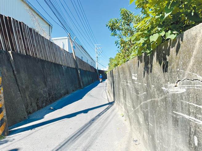 桃园市八德区福德一路177巷拓宽计画卡关多年。（陈梦茹摄）