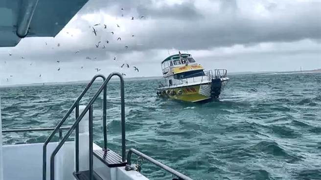 东海海上风浪虽不小，但还在能承受的范围。（翻摄画面。许逸民／澎湖传真）