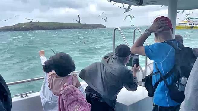 参加东海海上行程游客，仍玩得很high。（翻摄画面。许逸民／澎湖传真）