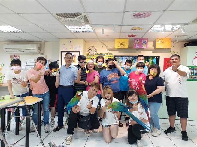 新竹市智障福利协进会31日与风飞鹉乐飞团举办「鹦鹉大使来相伴」联谊活动。（谢政宪提供／陈育贤新竹传真）