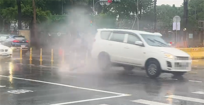 人孔盖突然喷起，当时行经的小客车遭波及，车尾翘起。（翻摄照片／高雄洪靖宜传真）