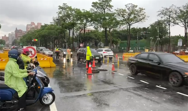 警方于周遭管制。（翻摄照片／高雄洪靖宜传真）