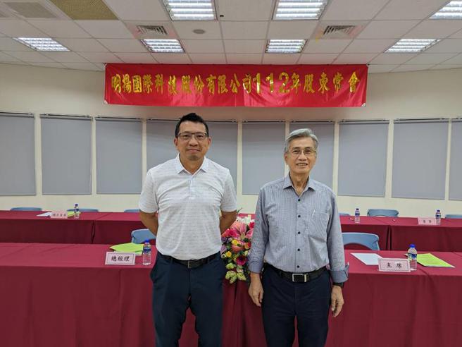 （明扬董事长刘安晧(右)31日指出，今年上半年仍处高原期，下半年先下后上，图左为总经理吕英诚。图／顏瑞田）