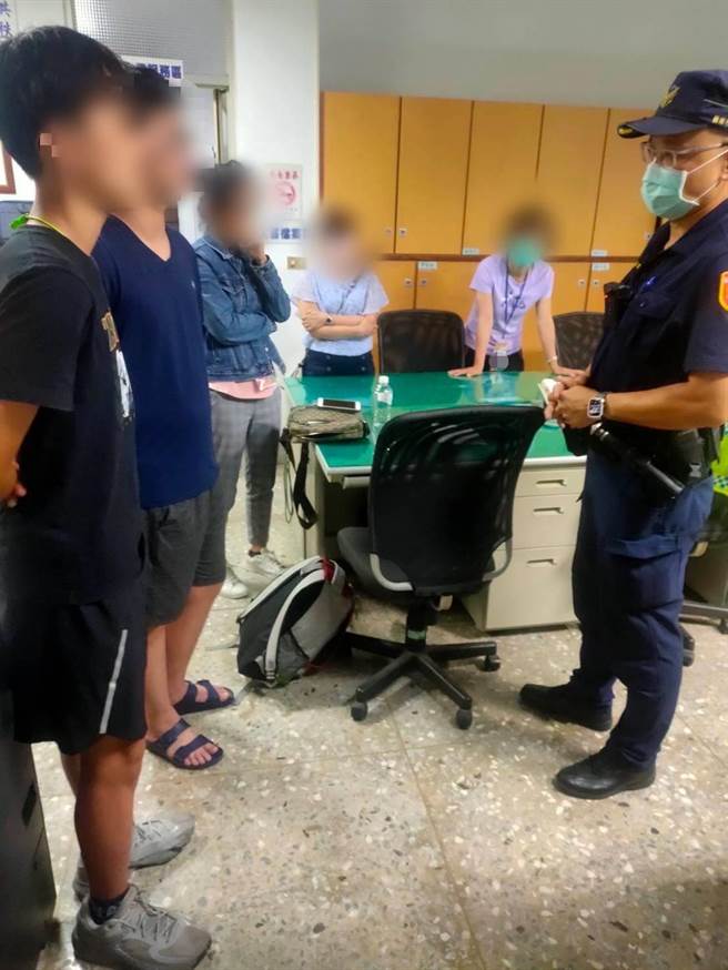 南投国中生来台南参加营队，竟深夜跷课徒步走山路，幸好警方获报后顺利找到人。（读者提供／张毓翎台南传真）