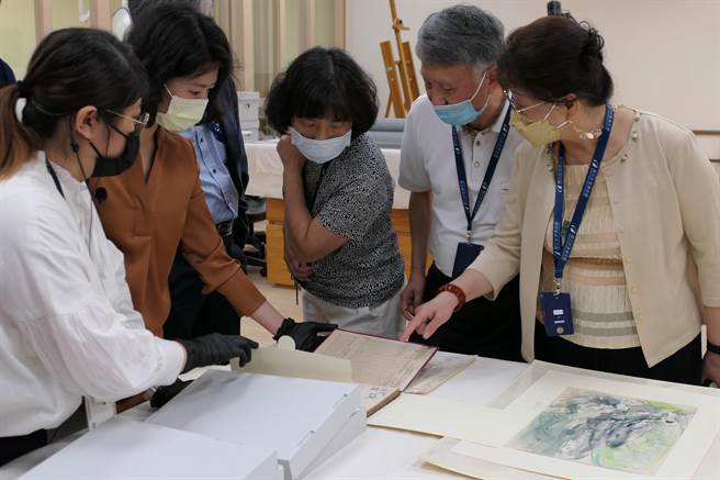 修復师向洪瑞麟家族代表洪柏信（右起）、张芳錱伉俪，学者白雪兰解说作品保存维护与整饬情形。（国美馆提供）