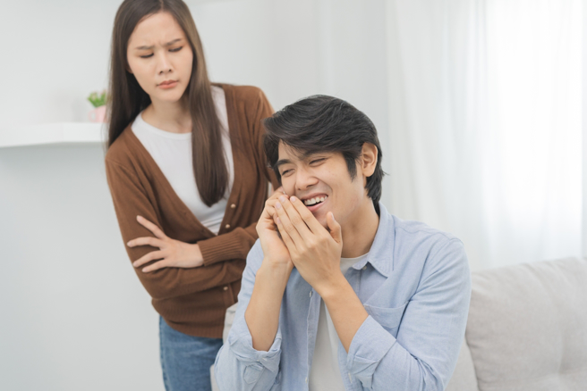 生肖属鼠、虎、兔、马的男人在感情中非常花心，喜欢到处拈花惹草，并且同时与多人暧昧。（示意图／Shutterstock）