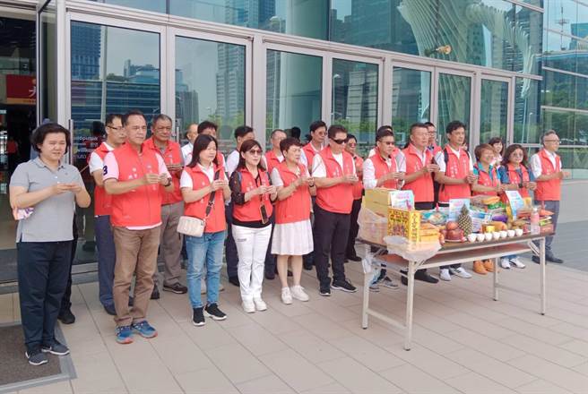 高雄旅行公会理事长蔡宗佑今早率公会主要干部在高展馆大门口举办展前祈福仪式，宣告6月2日正式开展。（柯宗纬翻摄）