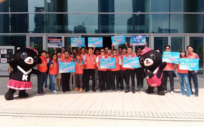 高雄旅行公会理事长蔡宗佑今早率公会主要干部在高展馆大门口举办展前祈福仪式，宣告6月2日正式开展。（柯宗纬翻摄）