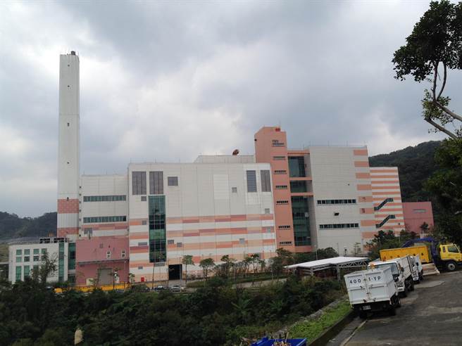 基隆市天外天焚化炉所产生的灰渣，会送往七堵永盛公司的废弃处最终处置场。基隆市环保局表示，希望透过续约，提高该场处理外县市废弃物所应付给市府的回馈金。（基隆市政府提供／张志康基隆传真）