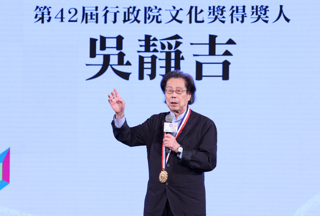行政院文化奖今日下午举行颁奖典礼，得奖人吴静吉激动地哽咽表示，戏剧可以改变社会，他要把一百万元奖金捐给纸风车剧团，作为校园反毒剧场使用。（陈俊吉摄）
