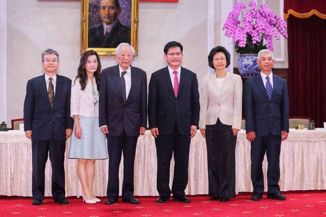 总统府秘书长林佳龙（右三）30日在总统府与大法官提名审荐小组副召集人翁岳生（左三）一同召开记者会，介绍陈忠五（左一）、蔡彩贞（左二）、朱富美（右二）、尤伯祥（右一）等4位大法官被提名人。（资料照片/黄世麒摄）