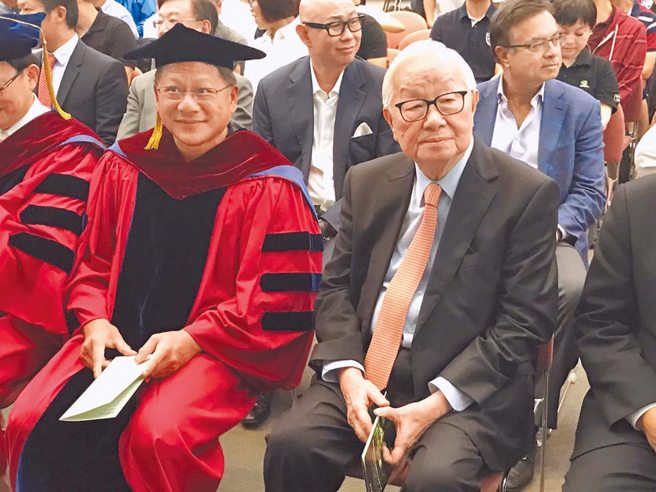 黄仁勋(左)获颁交通大学名誉博士时，台积电创办人张忠谋(右)曾亲自到场祝贺，好交情可见一斑。（中时资料照／涂志豪摄）