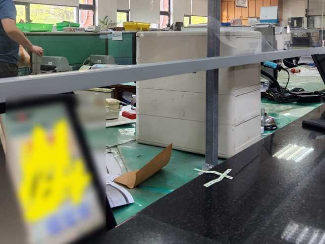 一名男子不满监理站行政速度缓慢。（翻摄自爆怨公社脸书）