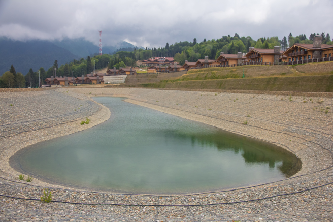 印度一名地方官员在水库自拍时手机不慎落水，他为了寻找手机竟找来抽水机抽水。（示意图／Shutterstock）