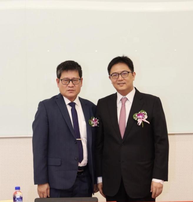 （丰兴钢铁公司董事长林大钧(右)、总经理林永源(左)连袂出席股东会。图／丰兴提供）