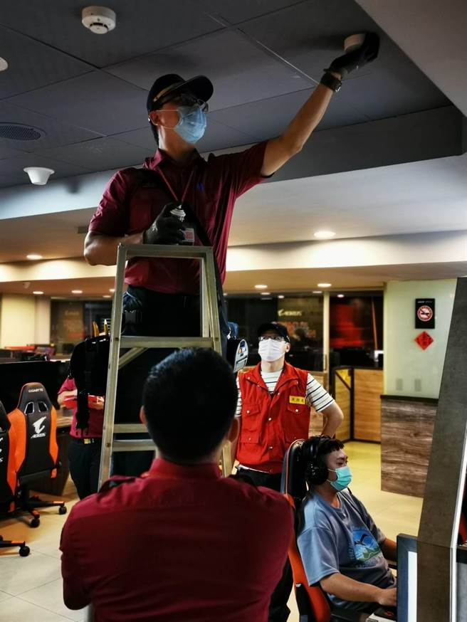 公安小组执行青春专案联合稽查。（新北市消防局提供）