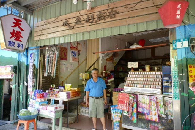 新北市卫生局建置不老长智村，热心的成盈利商店老板苏清风帮忙顾钥匙。(图／新北卫生局提供)