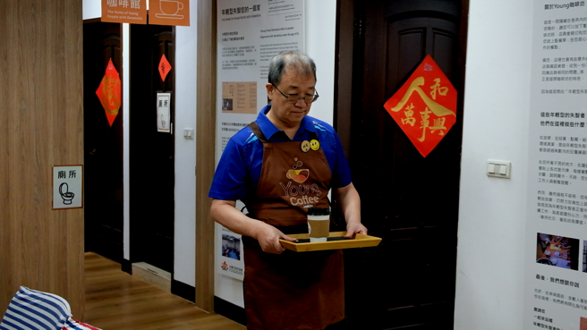 失智症咖啡馆提供失智者一条路，让他们相信自己也能对社会做出贡献。(图/何祥瑀 摄)
