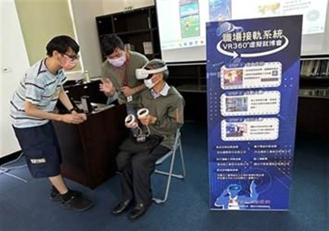 台中市府劳工局举办「3C科技应用就业培力课程」，藉以提升银髮族的就业力，盼帮助他们再创职涯第二春。(台中市府提供)