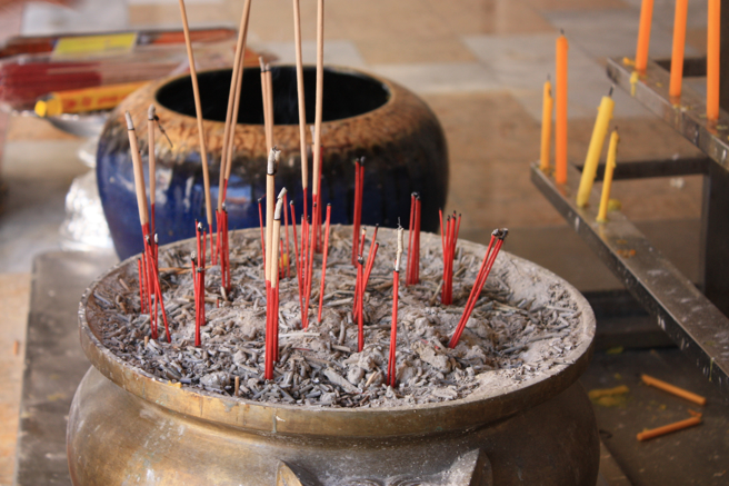 一名女网友高中时去某间私人宫庙，被庙公「灌顶」后，脑中竟瞬间充满情色的画面。（示意图／shutterstock）