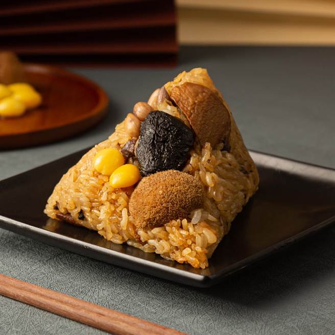 全素的「幸福菇果粽」是人气蔬食餐厅「果然匯」推出的特色粽，上架10天已全数完售。(飨宾餐旅事业提供)