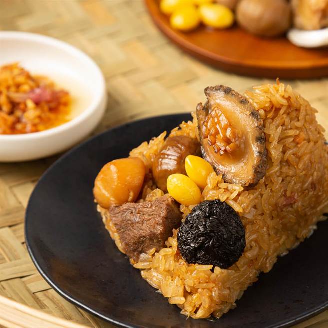 「INPARADISE飨飨」推出的「鲍满海鲜粽」，吃得到整颗鲍鱼及干贝等顶级海鲜，8颗1组原价1680元，特惠价1580元。(飨宾餐旅事业提供)