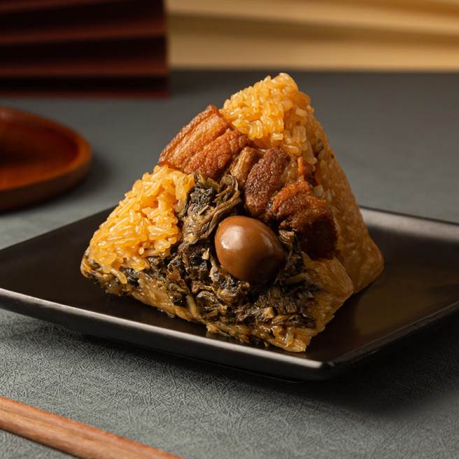 「开饭川食堂」的主厨将明星菜「梅干咸烧白」包进肉粽，咸香酸甜非常唰嘴。8颗1组原价799元，会员价680元。(飨宾餐旅事业提供)