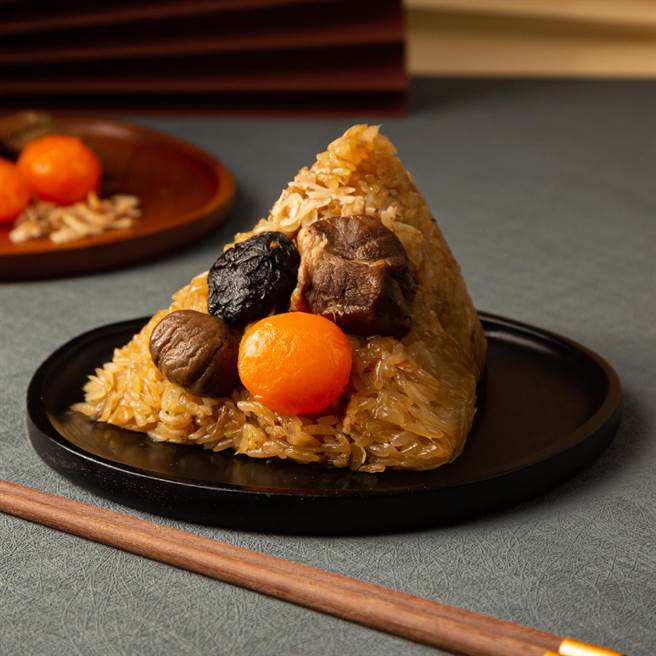 「真珠台湾佳味」今年推出「吉栗蛋黄粽」，復刻阿嬷的好味道，8颗1组原价799元，会员价680元。(飨宾餐旅事业提供)