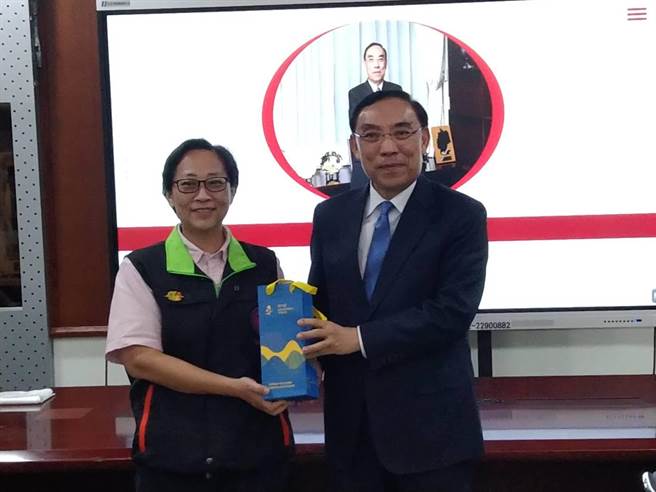 犯保协会主任林淑芬（左）获全国绩优社工奖 法务部长蔡清祥表扬（陈志贤摄）