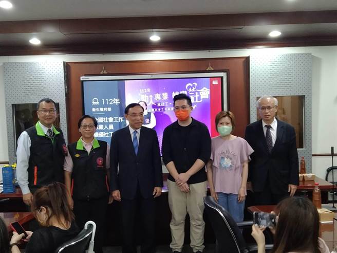 犯保协会主任林淑芬与法务部长蔡清祥、馨生人合影（陈志贤摄）