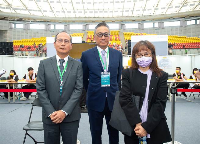 中信金控暨中信银行行政长高人杰（中）、台湾彩券公司总经理谢志宏（左）今日出席第5届公益彩券电脑型彩券经销商抽籤作业，财政部国库署主秘罗幸荣（右） 蒞临指导。(台湾彩券提供)