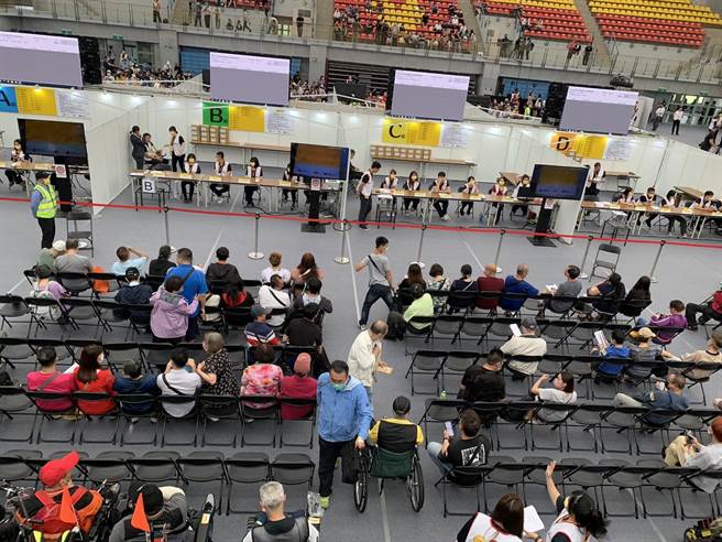 中华民国第5届公益彩券电脑型彩券经销商抽籤作业今日顺利完成，图为抽籤现场。(现场民眾提供)