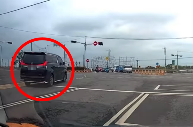 苗栗县长锺东锦的公务车日前被人检举违规红灯左转，遭开罚2700元，锺东锦澄清当天并不在车上，已自行缴纳罚款，并代表团队道歉。（翻摄自脸书「翻转国道交通违规」）
