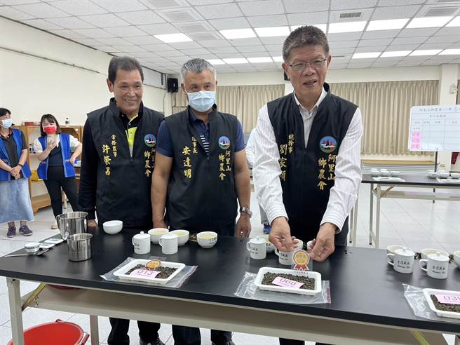 今由阿里山农会理事长安达明及总干事刘家显宣布得奖名单。（嘉义县政府提供∕吕妍庭嘉义传真）