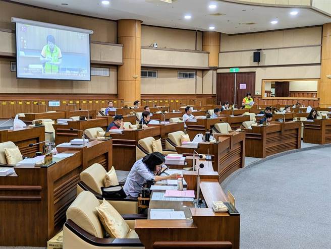 基隆市议会31日审查市府提出的青年电动机车追加预算案，决议送议会大会讨论。（张志康摄）