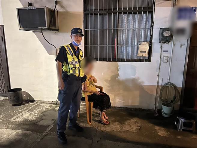 阿嬷住处晚间遭白蚁大军入侵，惊吓报警，员警协助她度过虫虫危机。（警方提供／陈淑芬台中传真）