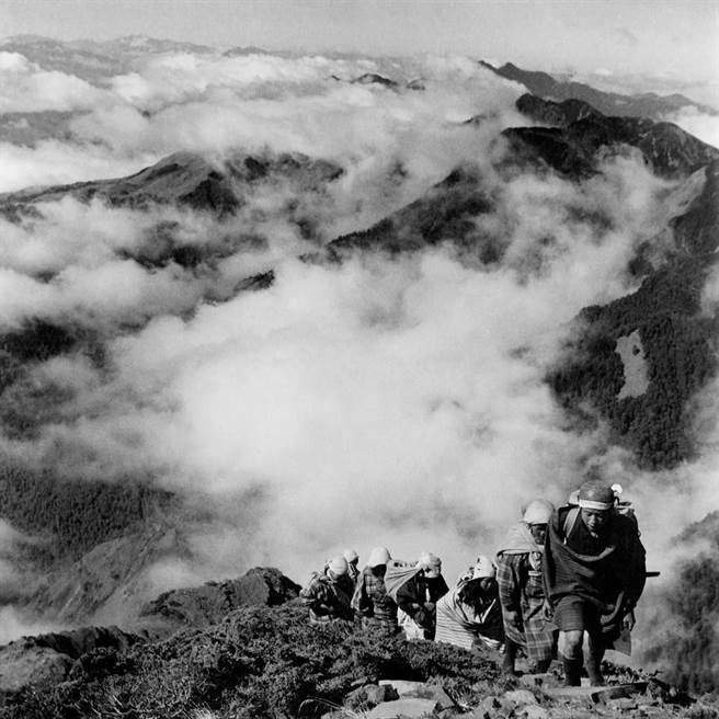 冈田红阳作品「迈向次高山峰」，1938年 相纸 数位输出 冈田红阳写真美术馆典藏授权。（李梅树纪念馆提供）