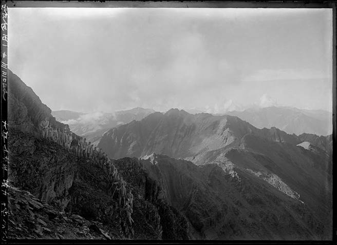 方庆绵作品「玉山主峰顶望南峰」（登顶中的登山队伍），1940年玻璃乾版底片数位输出｜玉山国。（李梅树纪念馆提供）