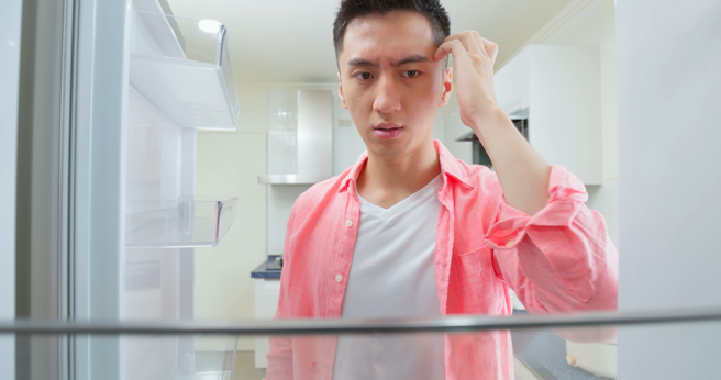 一名网友曝光一组照片，他的妻子为他准备早餐，是颗蛋和「印有脚印」的吐司，他笑说这是「上班前和老婆吵架的下场」，照片在网路上疯传。（示意图/shutterstock）