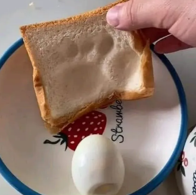 一名网友曝光一组照片，他的妻子为他准备早餐，是颗蛋和「印有脚印」的吐司，他笑说这是「上班前和老婆吵架的下场」，照片在网路上疯传。（翻摄自脸书「爆笑公社」）