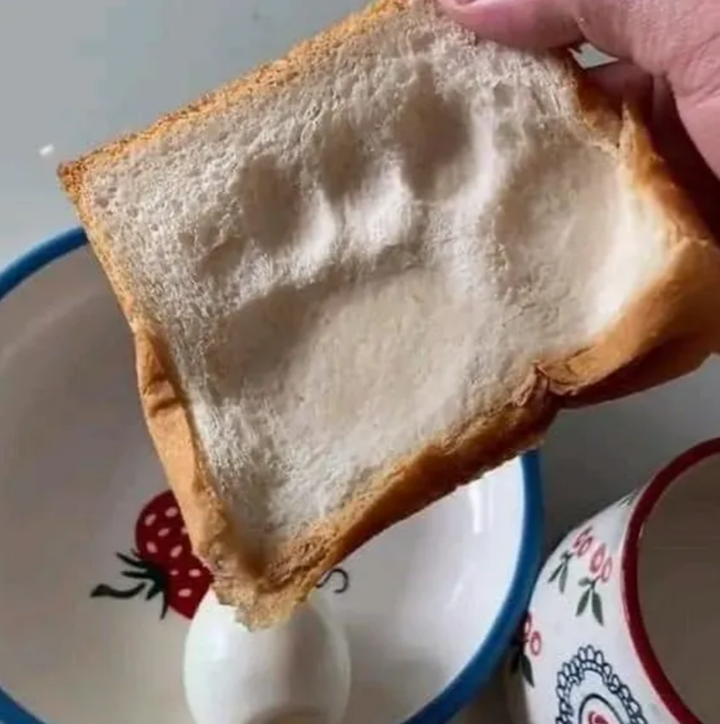 一名网友曝光一组照片，他的妻子为他准备早餐，是颗蛋和「印有脚印」的吐司，他笑说这是「上班前和老婆吵架的下场」，照片在网路上疯传。（翻摄自脸书「爆笑公社」）