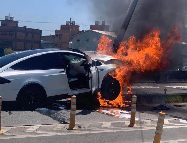 艺人林志颖去年驾驶特斯拉自撞后火烧车，费时6小时灌救才扑灭，南投县议员吴棋楠关心特斯拉火烧车议题。（本报资料照片／杨静茹南投传真）