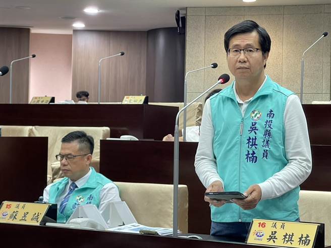 南投县议员吴棋楠关心特斯拉火烧车议题，南投县消防局林聪吉却答非所问，议员要消防局长加强相关知识。（杨静茹摄）