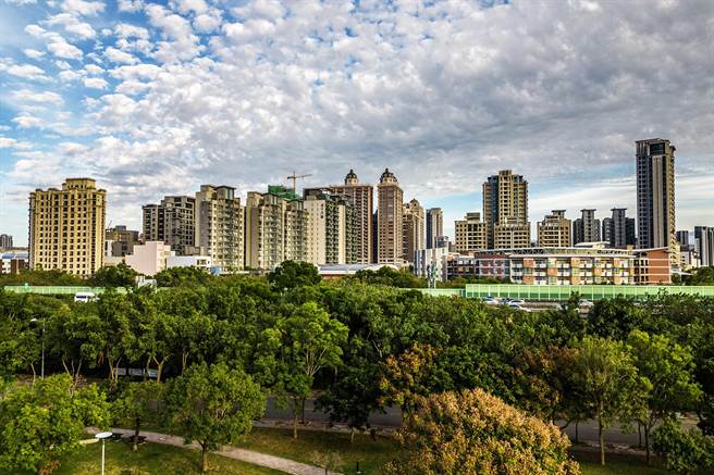 新竹县立委第2选区将是「四脚督」战局，竹北市东区社区大楼住户以科技族居多，各党候选人都想极力争取支持。（罗浚滨摄）