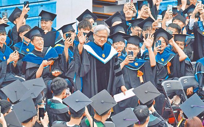 黄仁勋(中)在台大毕典演讲时勉励学子奔驰奋斗。（图／本报系资料照）