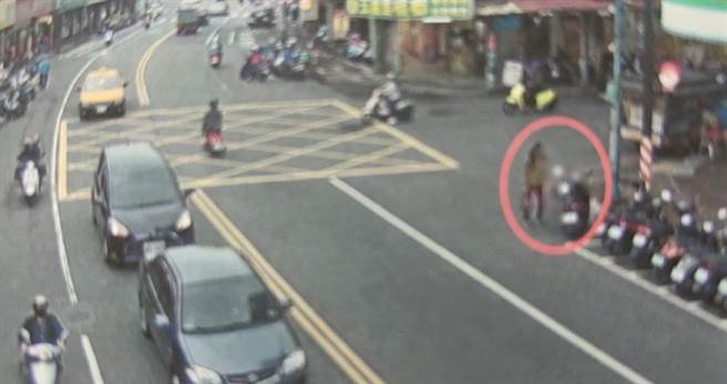 监视器拍下陈女拿安全帽的过程。（警方提供）