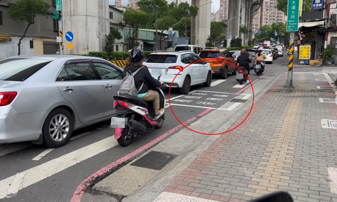 骑士抱怨待转区「凸一块在车道上」，来往车辆让他看的心惊胆跳不敢骑过去待转。（翻摄自脸书爆怨公社）